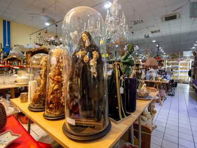 La 29enne Federica � invece entrata per disfarsi di alcuni soprammobili sgraditi. �Mi sto liberando di alcune statue religiose racchiuse in campane trasparenti giganti - evidenzia la ragazza - . Appartenevano a mia nonna che non c'� pi�: sarebbe inutile lasciarle in un ripostiglio a impolverarsi...�